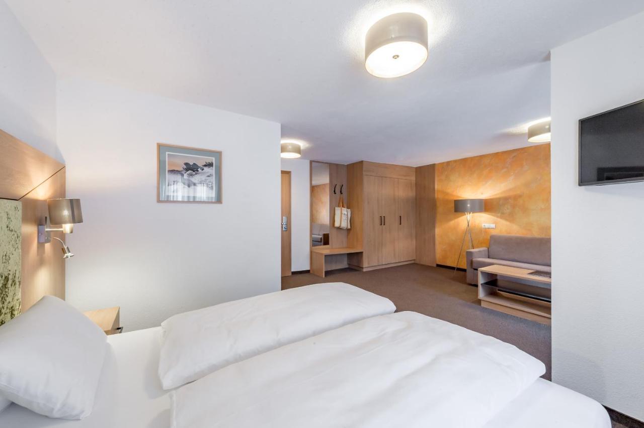 Riders In Hotel Solden Exterior photo