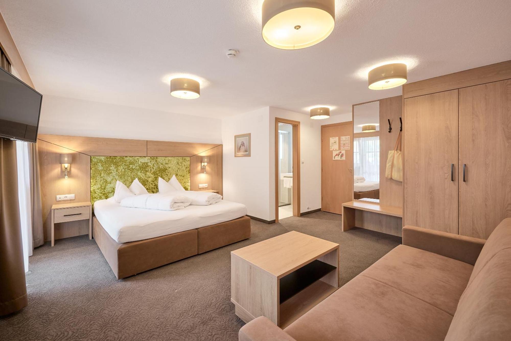 Riders In Hotel Solden Exterior photo