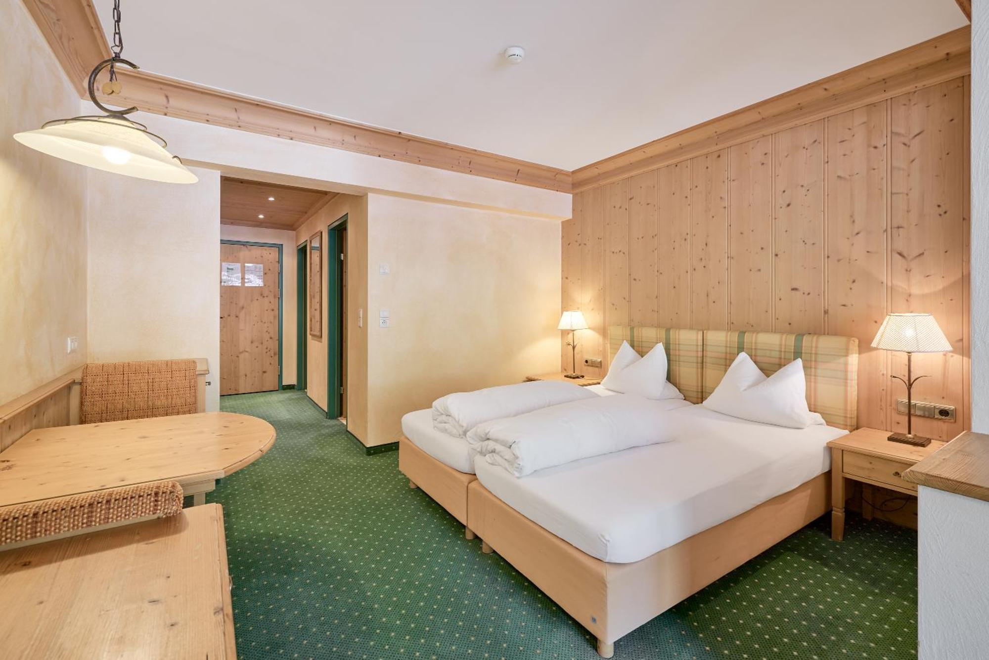 Riders In Hotel Solden Exterior photo