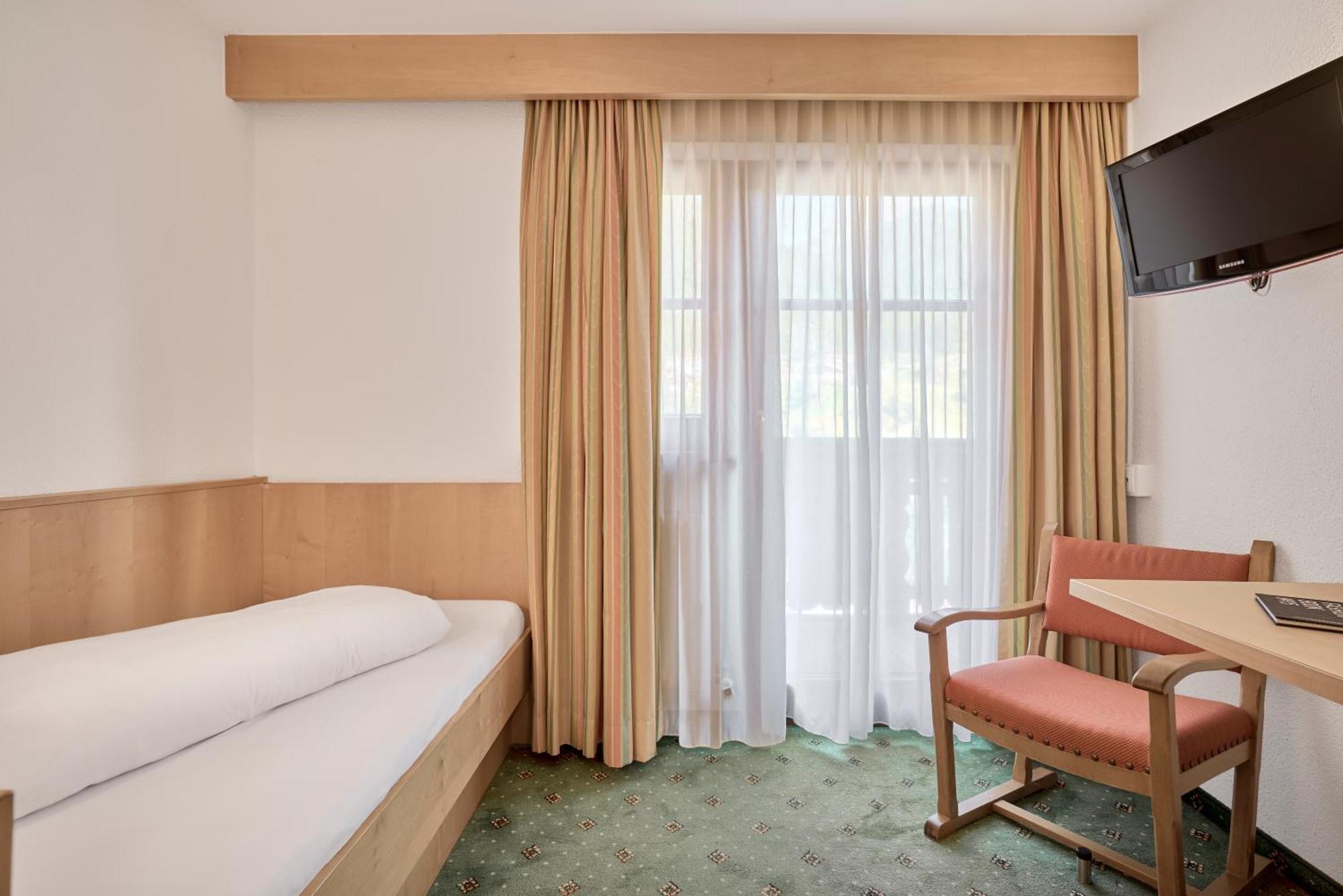 Riders In Hotel Solden Exterior photo